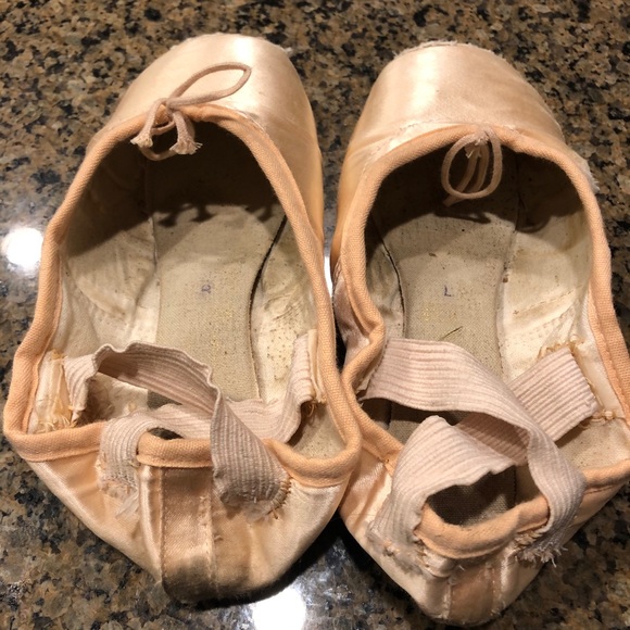Old used pointe shoes - Picture 8 of 14